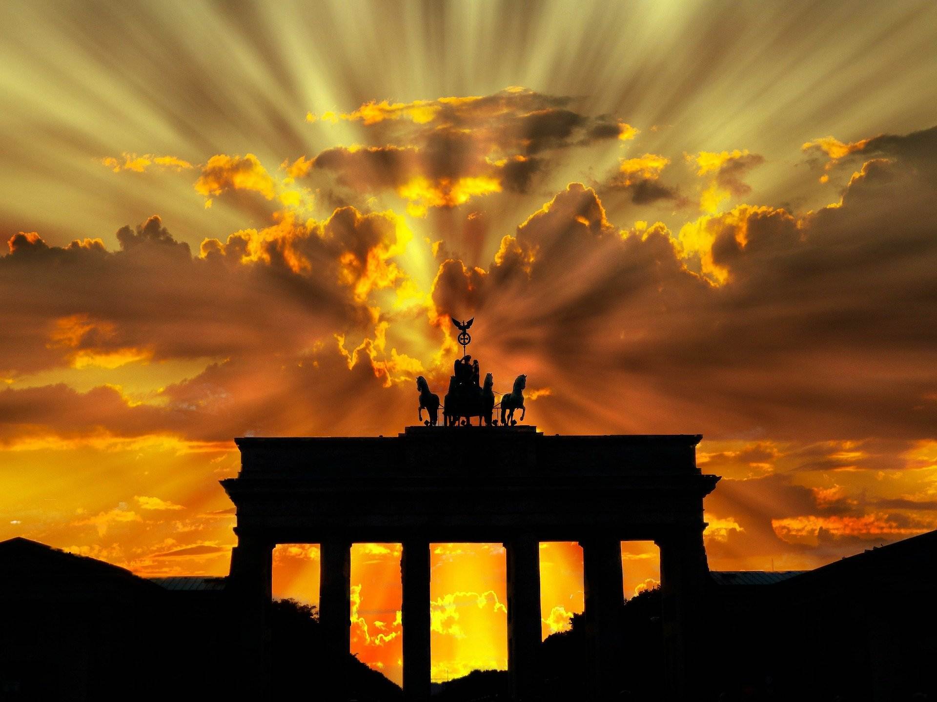 Ein Bild vom Brandenburger Tor bei Sonnenuntergang