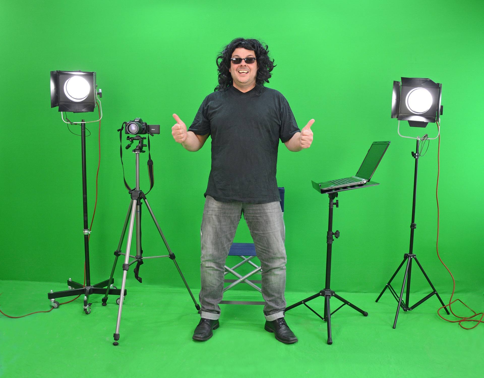 Ein lustiger Typ steht vor einem Green Screen